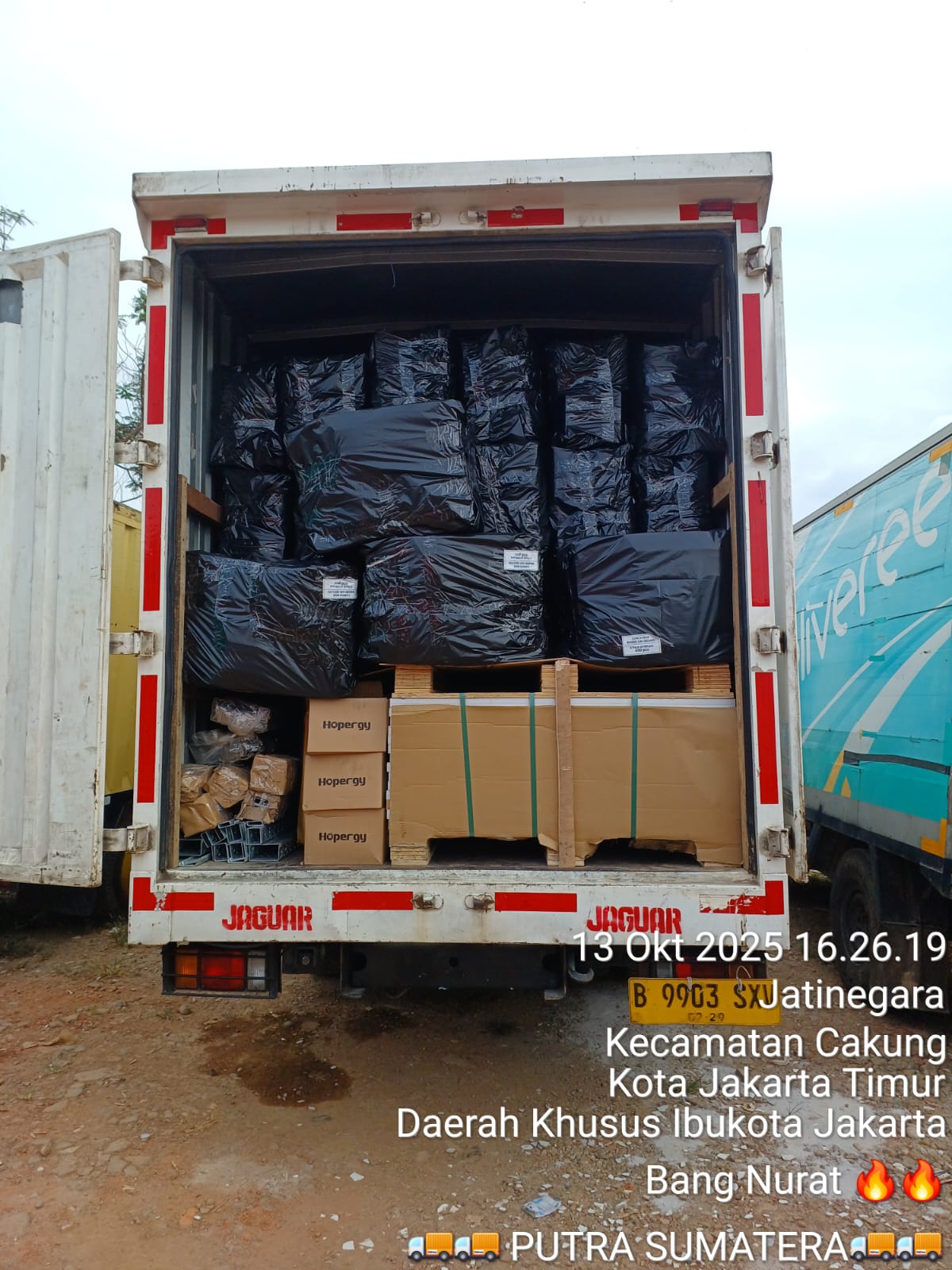 Loading di Cakung, Jakarta Timur — konsolidasi multi-koli dengan pallet dan void fill